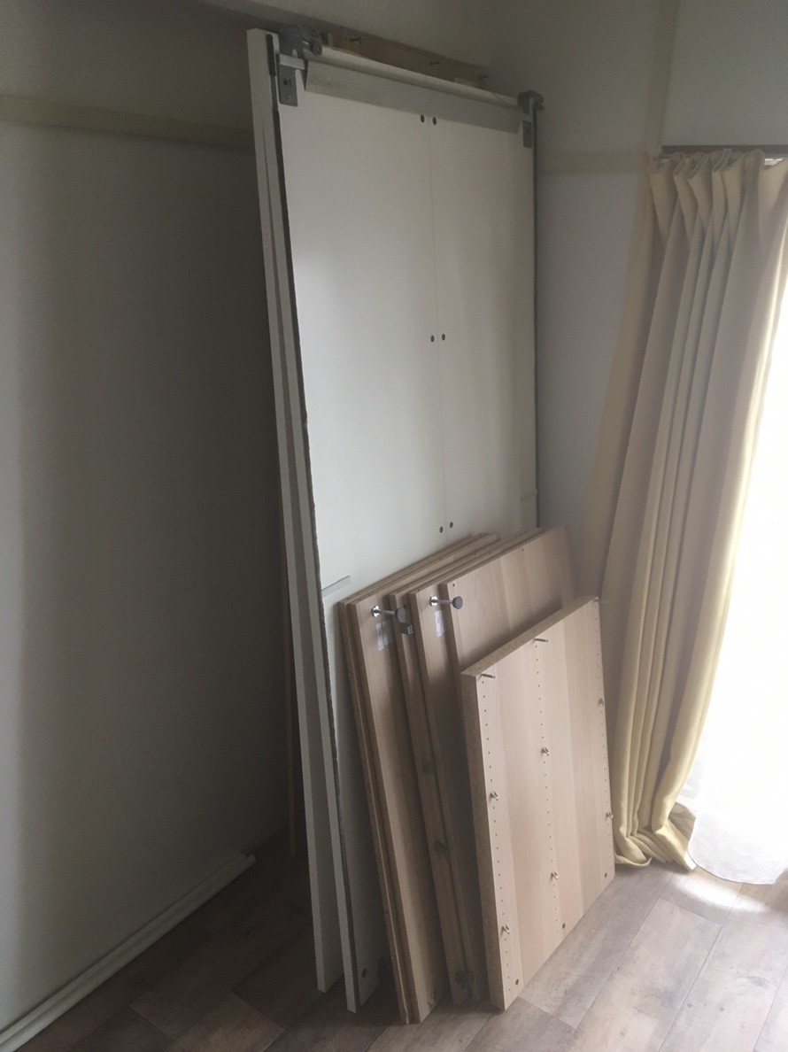 引越し業者さんが解体したというIKEA PAXワードローブを組んできました 