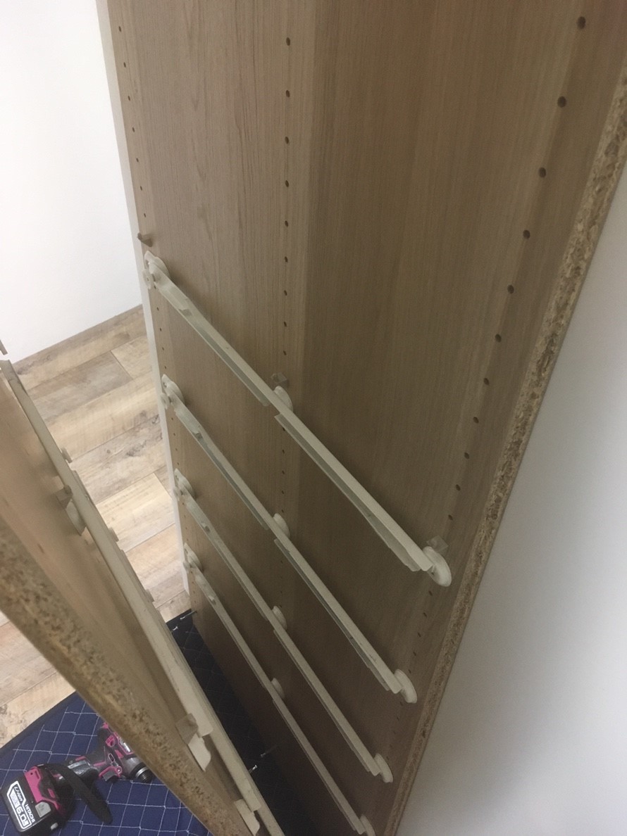 引越し業者さんが解体したというIKEA PAXワードローブを組んできました 