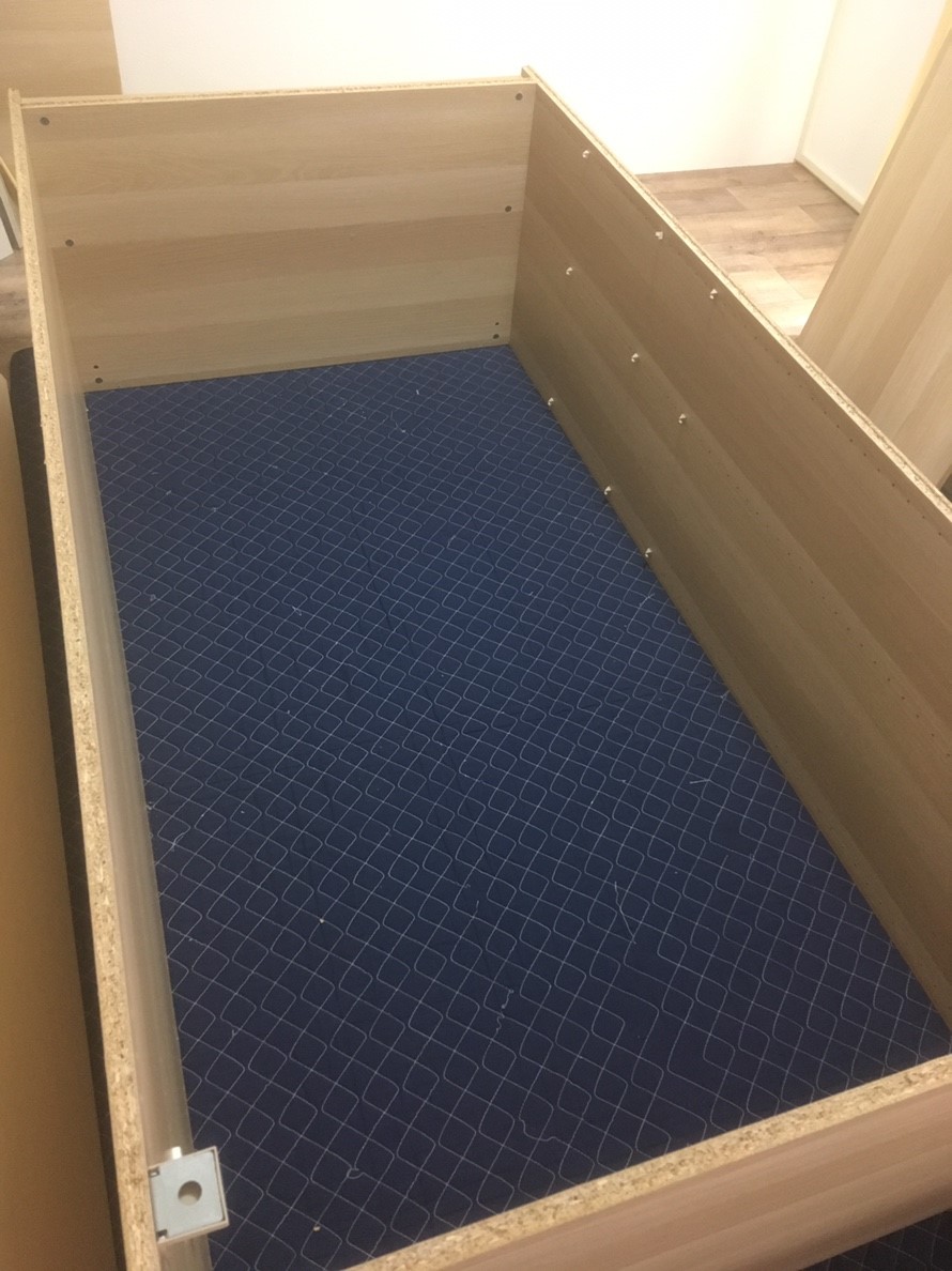 引越し業者さんが解体したというIKEA PAXワードローブを組んできました 
